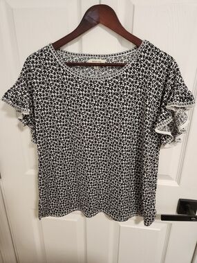 Max Studio Black & White Floral Ruffle Sleeve Tee Shirt